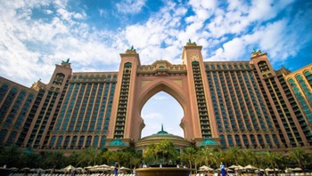 Atlantis The Palm adalah resor pertama yang dibangun di pulau itu dan bertema Atlantis namun mencakup unsur-unsur Arab yang beragam. Foto: via Brainberries