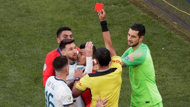Lionel Messi mendapat kartu merah saat melawan Chile di Copa America 2019.