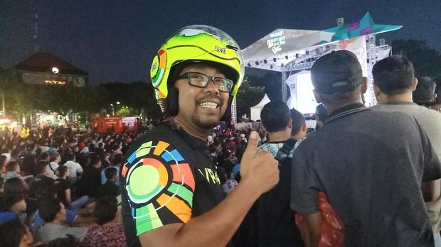 Seorang peserta nonton bareng MotoGP Jerman di Denpasar, Bali.