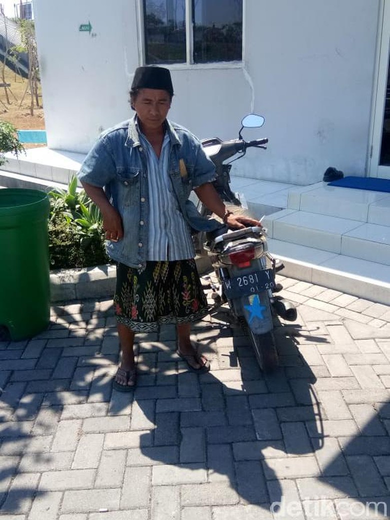 Biker Bersarung Berpeci yang Masuk Tol Waru Ngaku Pengawal Bupati Biker Bersarung Berpeci yang Masuk Tol Waru Ngaku Pengawal Bupati