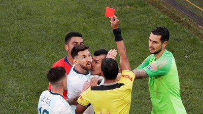 Pertikaian Messi dan Medel yang Berujung Kartu Merah