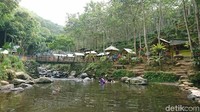 Pihak pengelola menyiapkan gazebo yang berjajar di tepi sungai. Wisatawan juga dapat menikmati aneka kuliner khas pedesaan, mulai dari nasi jagung, nasi tiwul dan panganan tradisional lainnya (Adhar/detikcom)