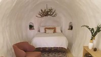 Di dalamnya terdapat 1 tempat tidur, lengkap dengan kursi dan perlengkapan penginapan lainnya.