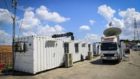 Ini adalah area broadcaster, tempat gambar aksi-aksi para pebalap sepanjang akhir pekan diolah dan direlay. (Foto: MXGP)