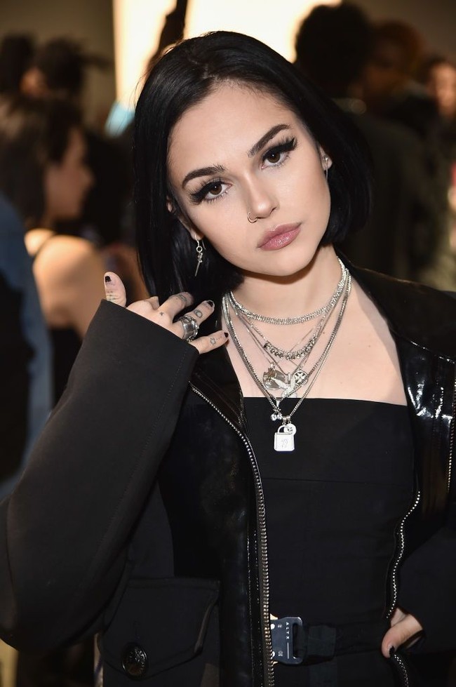 Penyanyi cantik asal Amerika Maggie Lindemann tengah jadi sorotan lantaran secara tiba-tiba ditahan di Malaysia. Pelantun Pretty Girl itu ditahan oleh pihak imigrasi Malaysia.  Foto: dok. Instagram, Getty Images