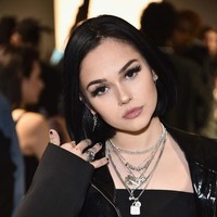 Penyanyi cantik asal Amerika Maggie Lindemann tengah jadi sorotan lantaran secara tiba-tiba ditahan di Malaysia. Pelantun Pretty Girl itu ditahan oleh pihak imigrasi Malaysia.  Foto: dok. Instagram, Getty Images