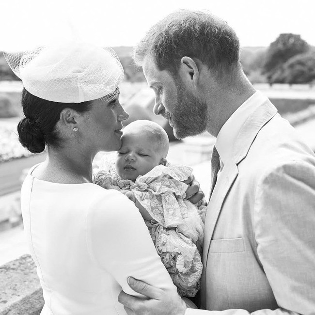 Pangeran Harry dan Meghan Markle membaptis Archie pada Juli 2019. Hampir semua keluarga besar Kerajaan Inggris menghadiri momen spesial tersebut. Namun, Ratu Elizabeth II dan Pangeran Philip absen. (Foto: Instagram/@sussexroyal)