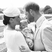 Pangeran Harry dan Meghan Markle membaptis Archie pada Juli 2019. Hampir semua keluarga besar Kerajaan Inggris menghadiri momen spesial tersebut. Namun, Ratu Elizabeth II dan Pangeran Philip absen. (Foto: Instagram/@sussexroyal)