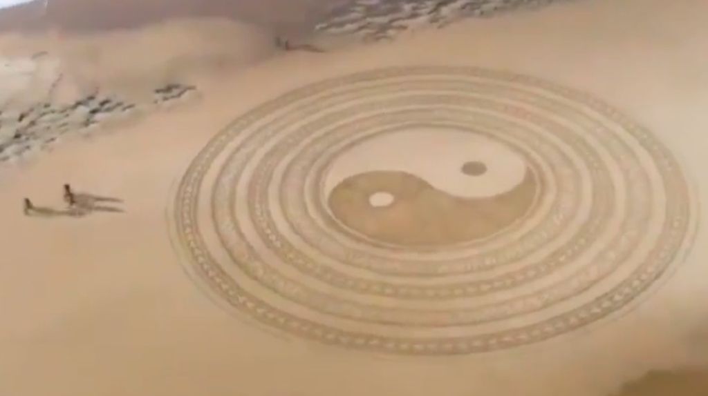 Kreatif! Seniman Asal Perancis Ini Melukis di Pasir Pantai Kreatif! Seniman Asal Perancis Ini Melukis di Pasir Pantai