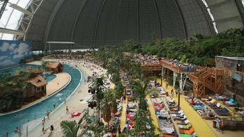 Tropical Islands Resort di Jerman adalah taman bertema tropis yang terletak di bekas Lapangan Terbang Brand-Briesen di Halbe, distrik Dahme-Spreewald di Brandenburg, Jerman. Foto: via Brainberries
