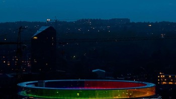 Rainbow Walkway di Denmark adalah cincin kaca raksasa yang menghadap ke kota. Kaca yang sekaligus menjadi dinding Rainbow Walkway di Denmark ini punya warna gradien yang menutupi seluruh spektrum cahaya. Foto: via Brainberries