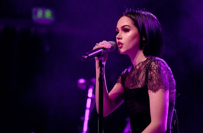 Dalam Instagramnya, penyanyi cantik 20 tahun itu mengatakan bahwa dia tiba-tiba ditangkap saat di tengah perjalanannya menuju tempat konsernya di Malaysia pada 21 Juni lalu.  Foto: dok. Instagram, Getty Images