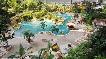 Uniknya, Tropical Islands Resort di Jerman bertempat di bekas hanggar pesawat. Hanggar ini milik perusahaan Cargolifter yang bangkrut pada 2002. Foto: via Brainberries