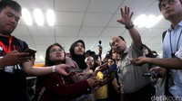 Sutopo juga sangat aktif menyampaikan perkembangan seputar bencana melalui akun Twitternya. Kanker tak menyurutkan sang pejuang bencana itu untuk tetap bekerja. Ari Saputra/detikcom.
