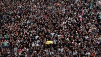 Puluhan ribu demonstran turun ke jalanan untuk meningkatkan kesadaran di kalangan wisatawan asal China daratan soal krisis politik yang mengguncang Hong Kong. REUTERS/Tyrone Siu.
