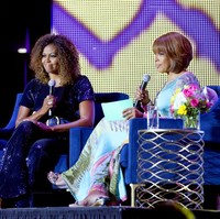 Seperti dikabarkan Today, momen ini jarang terjadi. Selama menjabat sebagai ibu negara, Michelle Obama boleh dibilang hampir tak pernah tampil seperti ini. (Foto: Bennett Raglin/Getty Images for ESSENCE)
