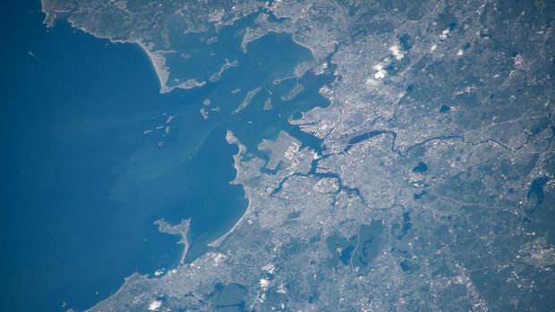 Bandara Internasional Logan dan Teluk Massachusetts, Boston, Massachusetts (17/6/2019) (Johnson/Nasa)Boston, Massachusetts, Bandara Internasional Logan dan Teluk Massachusetts menonjol dalam foto yang diambil 255 mil di atas Samudra Atlantik dari Stasiun Luar Angkasa Internasional.