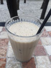 Popolo: Santai Menikmati Caffe Cubo dan Brownies di Rumah Kaca Mungil