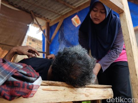 Kisah Haru Asep, Stroke dan Tinggal di Gubuk Pemakaman Karawang