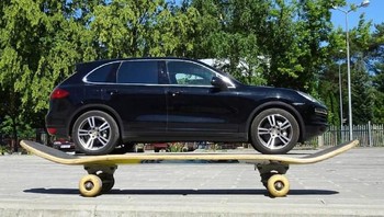 Angle foto yang tepat membuat mobil ini bagaikan sedang ber-skateboard ria. (Foto: Via Brightside)