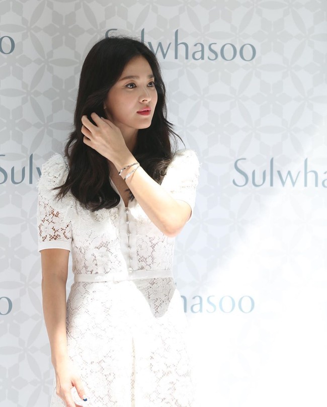 Kerja sama antara AMOREPACIFIC, perusahaan yang menaungi Sulwhasoo dan Laneige sudah berlangsung cukup lama. Terhitung kontrak kerja sama mereka telah terjalin sejak 2001. Foto: Instagram/@sulwhasoo.official, @harpersbazaarhk