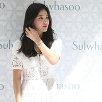 Kerja sama antara AMOREPACIFIC, perusahaan yang menaungi Sulwhasoo dan Laneige sudah berlangsung cukup lama. Terhitung kontrak kerja sama mereka telah terjalin sejak 2001. Foto: Instagram/@sulwhasoo.official, @harpersbazaarhk