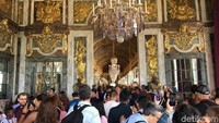 Jika pengunjung terlalu ramai di dalam istana dikhawatirkan terjadi hal-hal yang tidak diinginkan dan merusak karya seni hingga ornamen di dalam istana. (Angga Aliya/detikcom)