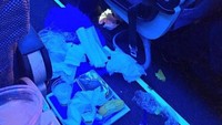 Begini jadinya jika pemalas naik pesawat. Penumpang yang satu ini makan dan langsung taruh sisa makanan, dan sampahnya di bawah lantai. Foto: Boredpanda/Istimewa