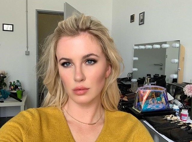 Postingannya itu pun dikritik oleh beberapa netizen yang kecewa jika model berusia 23 tahun ini harus berbagi foto dirinya tanpa busana untuk menghormati dan mencintai tubuhnya. Foto: Instagram @irelandbasingerbaldwin