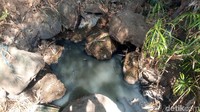 Menurut warga, air di sungai tersebut berwarna hitam dan berlendir akibat limbah dari pabrik.
