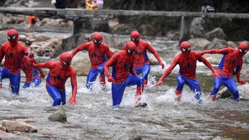 Ini bukan Spider-Man sedang memakai jurus Naruto, melainkan para cosplayer di sebuah festival di China. (Foto: Yang Huafeng/CNS via REUTERS)