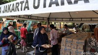 Menurut keterangan warga, pasar murah yang dilakukan oleh Pemprov DKI Jakarta itu sangat membantu warga.