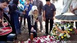 Duka dan Air Mata Iringi Proses Pemakaman Sutopo Purwo Nugroho