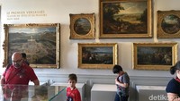 Jangan khawatir tersesat di istana seluas 67.000 meter persegi ini. Pihak museum sudah mengatur jalur pengunjung dari mulai masuk istana sampai keluar di taman belakang istana.  (Angga Aliya/detikcom)