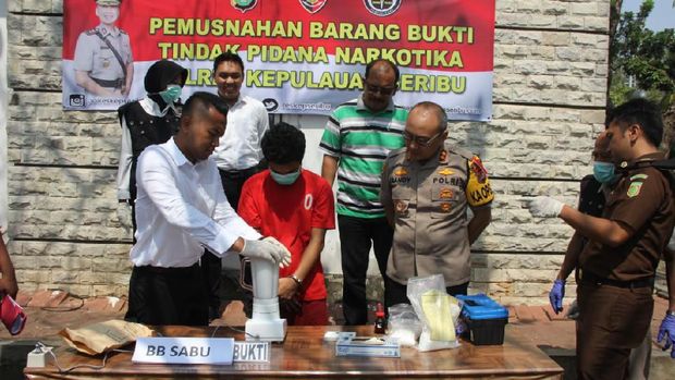 Tersangka memusnahkan sabu dengan cara di-blender