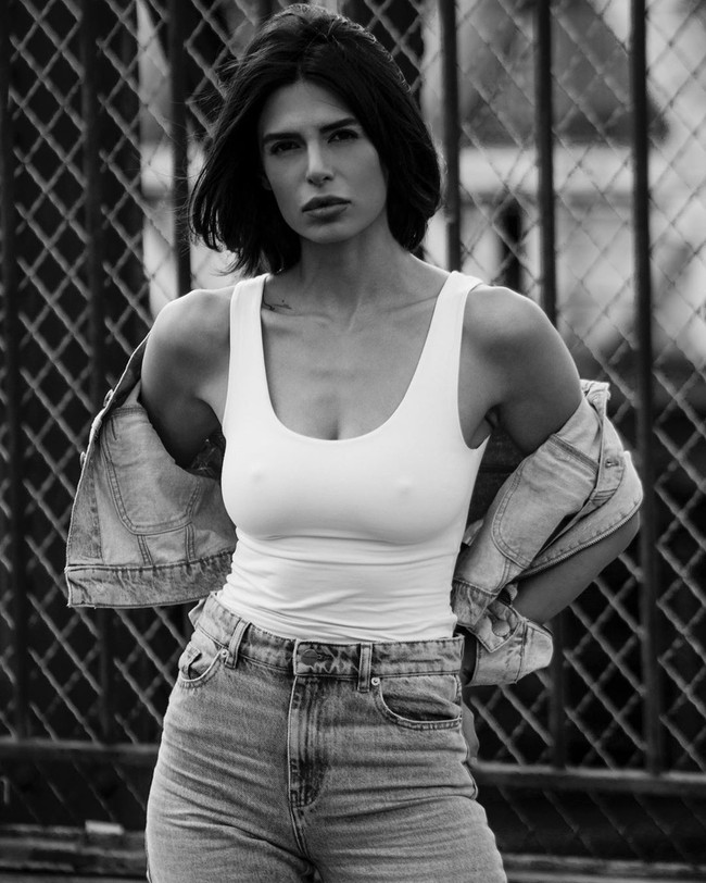 Aku adalah wanita yang secara bangga keluar dari zona nyaman dan melanggar semua aturan yang tidak menghargai para wanita, tulisnya di Instagram. (Foto: Instagram/@negzzia)