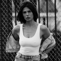 Aku adalah wanita yang secara bangga keluar dari zona nyaman dan melanggar semua aturan yang tidak menghargai para wanita, tulisnya di Instagram. (Foto: Instagram/@negzzia)