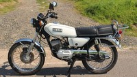 Pada Tahun 1977, motor Yamaha RS100 hadir dengan mesin 100cc. Walaupun 100cc motor ini lumayan bertenaga dan lincah. Istimewa/Dok. Catawiki.