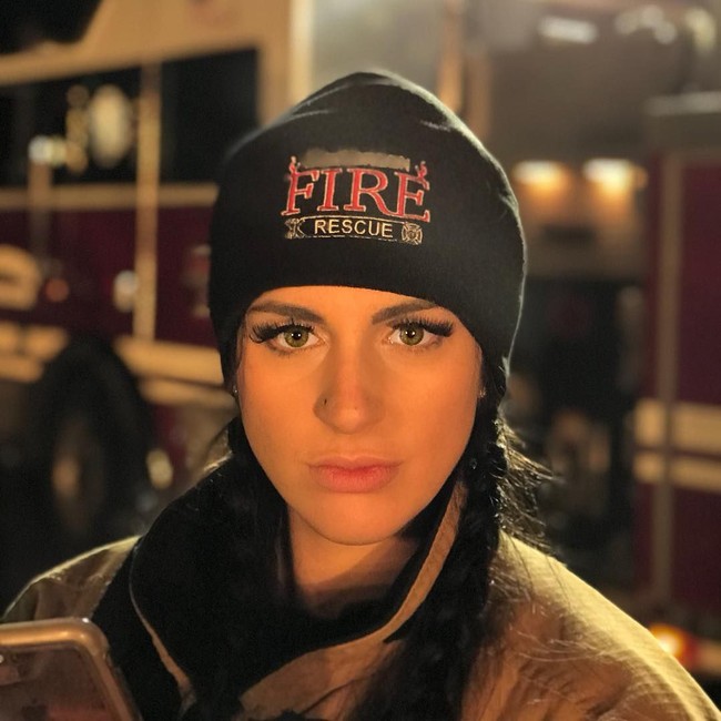 Presley yang membangun kekuatan luar biasa di gym ini membagikan kisahnya di Instagram untuk mendorong wanita lain agar tak takut bergabung dengan layanan pemadam kebakaran. Foto: Instagram