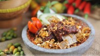 Restoran spesialis penyetan Leko memang punya banyak varian penyet mulai ayam, iga hingga jamur. Jamur renyah berbalut tepung ini disajikan di atas cobek dengan sambal nikmat.  Foto: istimewa