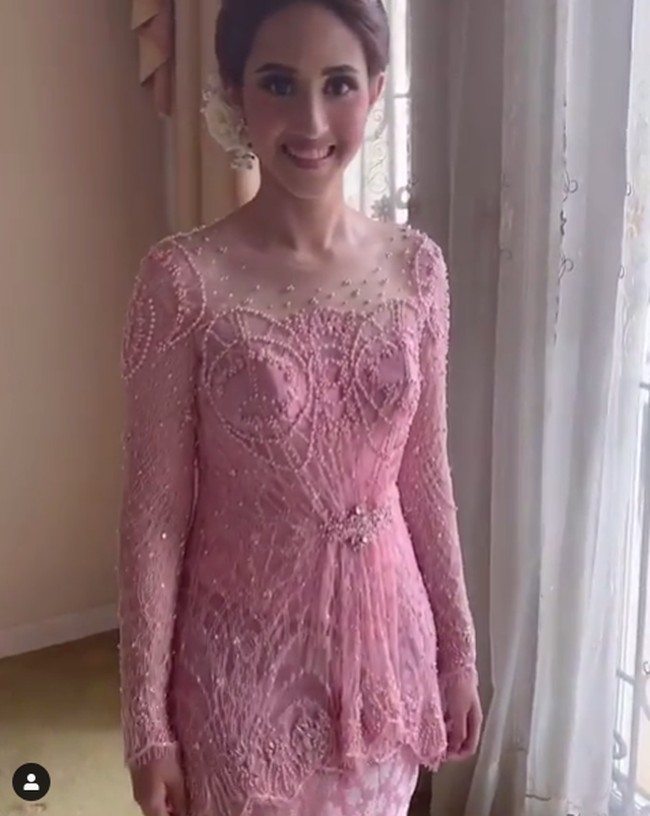 Dalam acara pertunangannya Tsamara tampil cantik dengan kebaya dan kain pink. Kebayanya merupakan rancangan desainer Myrna Myura. Kebaya tersebut kaya akan detail mutiara berwarna pink. Foto: Dok. Instagram @rezaazrumakeup