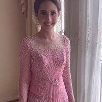 Dalam acara pertunangannya Tsamara tampil cantik dengan kebaya dan kain pink. Kebayanya merupakan rancangan desainer Myrna Myura. Kebaya tersebut kaya akan detail mutiara berwarna pink. Foto: Dok. Instagram @rezaazrumakeup