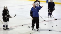 Setelah hoki diciptakan di Mesir, permainan ini menyebar ke negara-negara lain hingga sekarang hoki menjadi salah satu cabang olahraga dipermukaan es. Gettyimages.