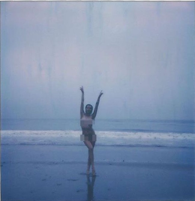 Model cantik Ireland Baldwin jadi sensasi setelah berbagi fotonya tanpa busana di Instagram. Ia pun menambahkan pesan inspiratif dan positif untuk mencintai tubuhnya. Foto: Instagram @irelandbasingerbaldwin