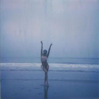 Model cantik Ireland Baldwin jadi sensasi setelah berbagi fotonya tanpa busana di Instagram. Ia pun menambahkan pesan inspiratif dan positif untuk mencintai tubuhnya. Foto: Instagram @irelandbasingerbaldwin