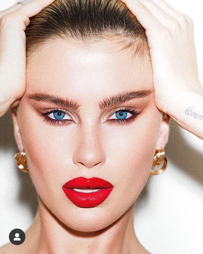 “Yoo, cintai tubuhmu dan hormati tubuhmu. Habiskan sisa waktu Anda di dunia ini dengan orang-orang yang mencintai Anda dan membuat Anda merasa baik dan jika Anda tidak memiliki banyak dari orang-orang itu, keluarlah dan cari mereka,” begitu keterangan yang ditulis Ireland di Instagram. Foto: Instagram @irelandbasingerbaldwin