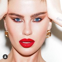 “Yoo, cintai tubuhmu dan hormati tubuhmu. Habiskan sisa waktu Anda di dunia ini dengan orang-orang yang mencintai Anda dan membuat Anda merasa baik dan jika Anda tidak memiliki banyak dari orang-orang itu, keluarlah dan cari mereka,” begitu keterangan yang ditulis Ireland di Instagram. Foto: Instagram @irelandbasingerbaldwin