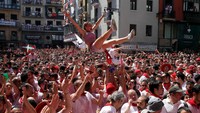 Beragamnya acara yang digelar di Festival San Fermin membuat banyak orang penasaran ingin datang untuk ikut ambil bagian dalam salah satu festival legendaris di dunia tersebut. Jon Nazca/Reuters.