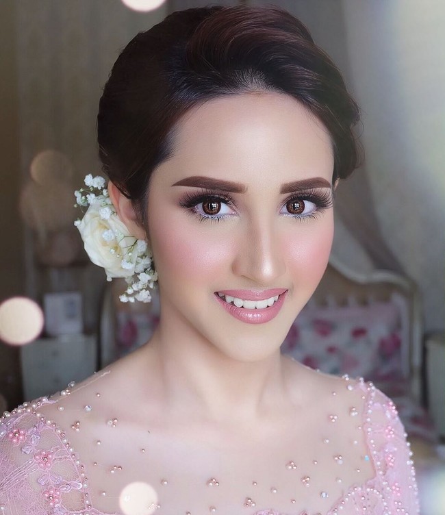 Penampilan Tsamara Amany pada hari pertunangannya semakin memesona dengan pulasan makeup dari makeup artist Reza Azru. Reza menerapkan warna serba pink pada bibir dan blush on Tsamara sesuai dengan kebaya politisi dari Partai Solidaritas Indonesia itu. Foto: Instagram @rezaazrumakeup