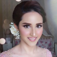Penampilan Tsamara Amany pada hari pertunangannya semakin memesona dengan pulasan makeup dari makeup artist Reza Azru. Reza menerapkan warna serba pink pada bibir dan blush on Tsamara sesuai dengan kebaya politisi dari Partai Solidaritas Indonesia itu. Foto: Instagram @rezaazrumakeup